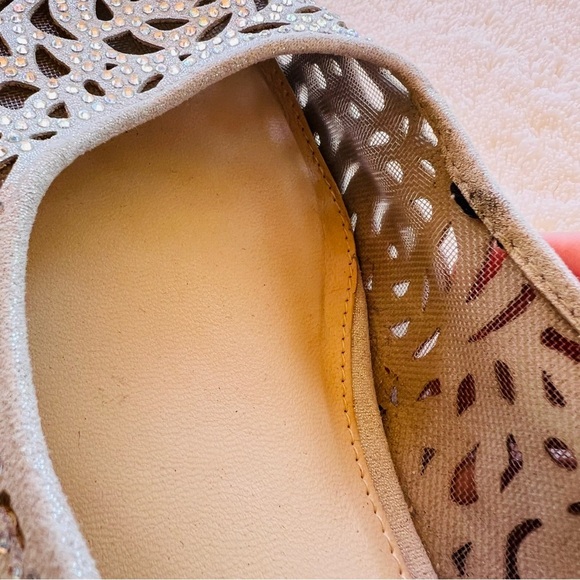 CLEARANCE Alex Marie Metallic Laser-Cut Rhinestone Leather Flats Retails
$69.99 - Picture 7 of 12